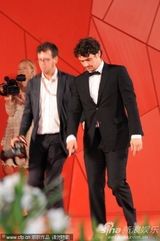 组图：电影《萨尔》首映 男演员Val Lauren大玩自拍