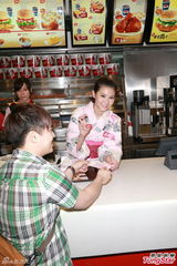 组图：周秀娜和服密实示人 享受单身不急觅男友