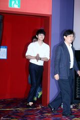 组图：《南极的眼泪》首映 宋钟基帅气助阵