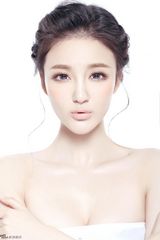 组图：刘雨欣春季清新妆容大片展现精致面容