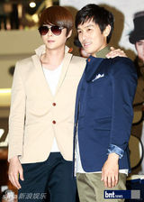 组图：韩国组合神话两人一组3地办签名会谢粉丝