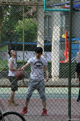 组图：陈晓【演员】街头与小伙伴打篮球 远投进筐展球技