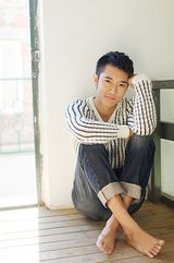 组图：《咏春传奇》张丹峰全新写真性感阳光