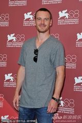 组图：《羞耻》发布会 迈克尔·法斯宾德休闲亮相