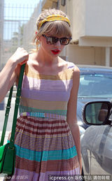 组图：泰勒-斯威夫特彩虹裙出街 红唇美肌玩转撞色