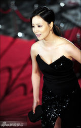 组图：文彩元闪钻高叉礼服性感秀美腿