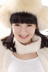 组图：郑亦桐冬日写真清新暖意盎然