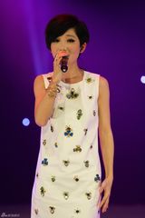 组图：《一起音乐吧》歌手亮相 夏日装冰爽来袭