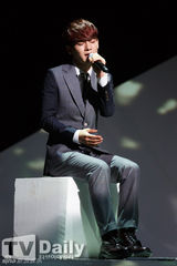 组图：SISTAR孝琳M字腿惹火 EXO小分队抒情回归