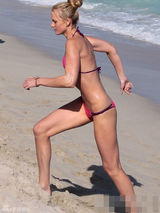 组图：超模维亚利茨娜比基尼露八字奶 秀股沟身材惹火