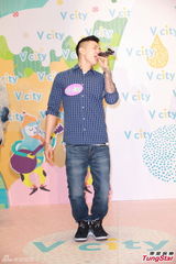 组图：朴宰范呼吁歌迷为海难祈祷 不知尼坤恋情