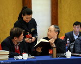 组图：宋祖英向莫言索要签名 成功后一脸喜悦