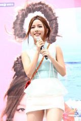 组图：BY2为新EP和写真造势 超短裙秀美腿