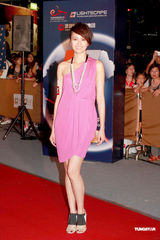 幻灯组图：蔡少芬张晋搭肩亮相 笑称天热先不造人