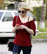 组图：艾玛-罗伯茨露肩装性感抢镜 大方秀钻戒