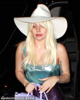 组图：Gaga恢复正常秀爆乳 遭遇粉丝强行合影