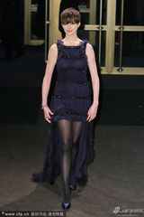 组图：《悲惨世界》首映 海瑟薇秀腿阿曼达露背