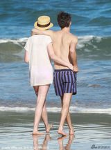 组图：安妮海瑟薇与老公海滩嬉戏耳鬓厮磨