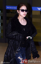 组图：众星结束金唱片返韩 具荷拉素颜SJ裹冬衣