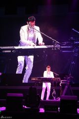 组图：苏打绿香港开唱团长脱衣 黄秋生点小情歌