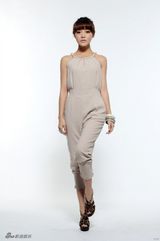 组图：邓家佳俏皮写真曝光 裸色套装展轻熟女范儿