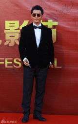 组图： 赵本山师徒压轴长影节 倪妮蓝裙优雅显大气