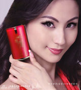 组图：蓝燕代言护肤产品 韩服打扮明媚动人