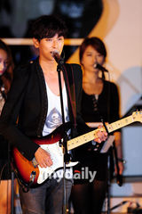 组图：韩星朱智勋釜山举办特别演唱会粉丝捧场