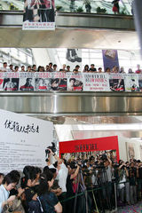 幻灯组图：尚雯婕化身复古女郎 深V红唇大秀性感