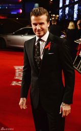 组图：贝克汉姆一家亮相三儿子帅气 慈爱献吻