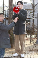 组图：金成钧孙湖竣着94复古装现身闹市送拥抱