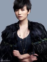 组图：小宋佳短发雀羽服演绎中性英伦