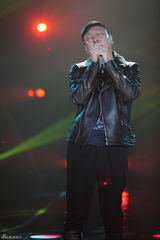 组图：周笔畅睡衣扮猫女 邓紫棋自弹自唱