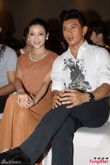 组图：吴奇隆帅气宣传新剧 甘婷婷超大项链抢镜