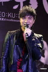 组图：古巨基三年磨一剑再发声 张柏芝令其请客