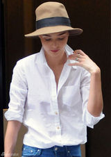 组图：超模米兰达-可儿街拍 白衬衫搭配牛仔裤