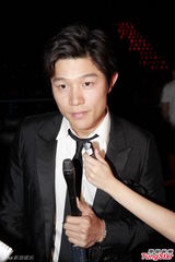 组图：日星铃木亮平宣传新片 与本裸男斗舞