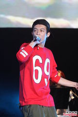 组图：陈冠希上海火热开唱 衣着随意嘻哈范儿