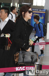 组图：李宝英婚后现身机场 新娘幸福笑容盖不住