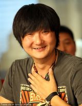 组图：王大治亮相手舞足蹈 戴墨镜避谈绯闻