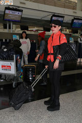 组图：周润发携妻出行 机场亲民合影笑容满面