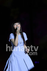 组图：杨钰莹跨年上演不老传奇 齐刘海堪比少女