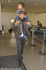 组图：奥兰多盯手机传情 弗林骑老爸肩头卖萌