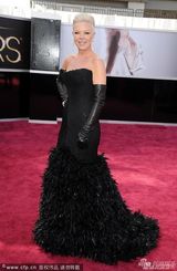 组图：群星闪耀红毯 暮光女拄拐海瑟薇优雅