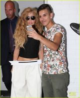 组图：Gaga与歌迷搭肩合影 MTV颁奖礼将唱开场