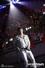 组图：东方神起北京开唱 献劲歌热舞现场变红海