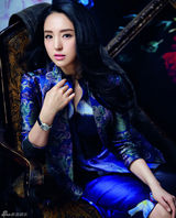 组图：董璇暗色系端庄写真 典雅高贵神色撩人
