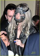 高清：Lady Gaga献唱慈善演出 戴华美面具大秀劲舞