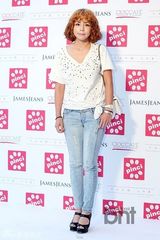 组图：朴宰范亮相时尚活动晒纹身 李相烨帅气