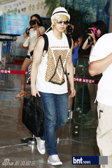 组图：SJ少女时代亮相机场将赴日演出